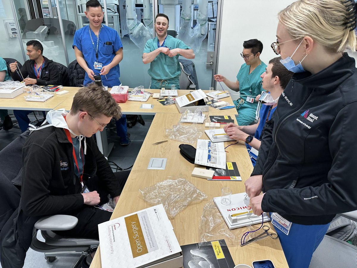 UroRazzleDazzle's tweet photo. Residents that train together stick together! Great day @MountsinaiUro sim lab with lap/robo practice for seniors and suture and knot handling for juniors. 👩🏻‍⚕️👨🏻‍⚕️🪡🤖@MSUroRes https://t.co/CImEY04rof