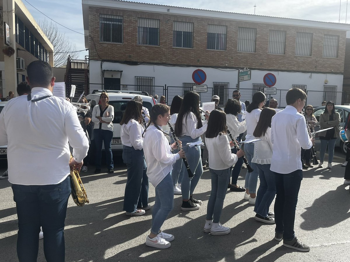 BMamantesmusica's tweet photo. Los más jóvenes de nuestra formación han participado hoy en la procesión escolar organizada por el CEIP “Manzano Jiménez”. 

No podemos estar más orgullosos de ellos. Nuestro futuro está asegurado con estos grandes músicos. 

¡Enhorabuena! 

#amantesdelamusica https://t.co/OgW0m6ikYV