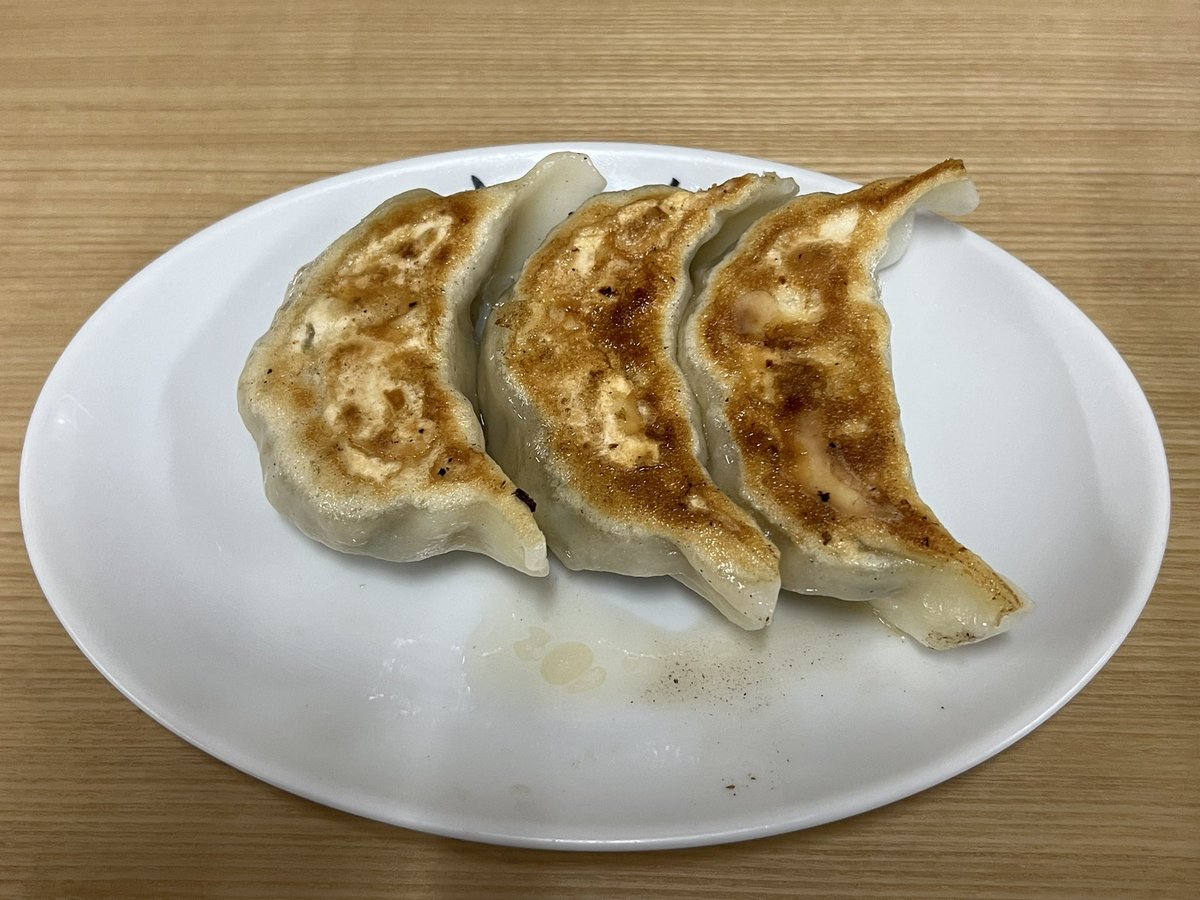 nanashisan0293's tweet photo. 3/31

栃木県　佐野市　浅沼町

『しまだや』

手打ちラーメン　730円

🙂

手作り餃子　3個　370円

🙂 https://t.co/lnuAQ8gy5X