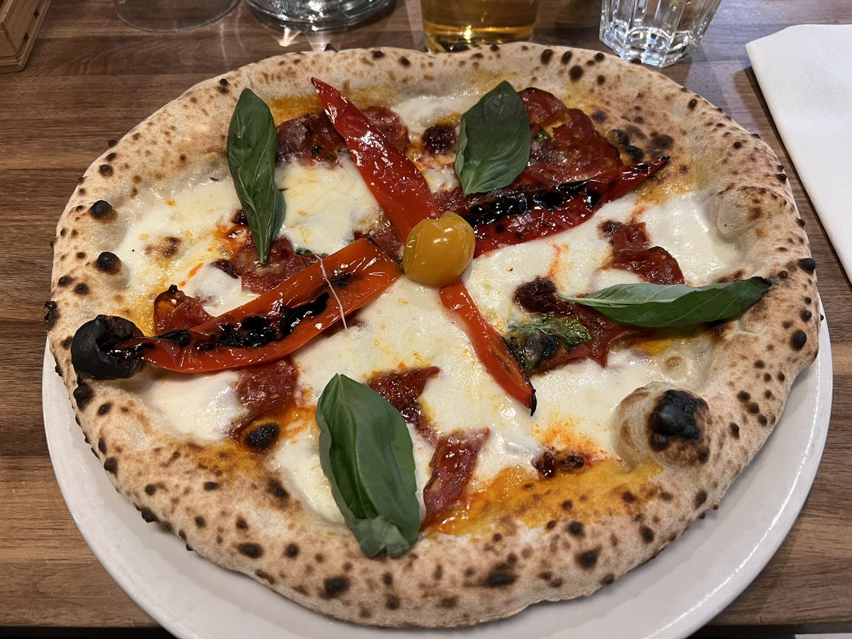 M_Muukkonen's tweet photo. Pitkästä aikaa Capperin pizzaa 😋 #capperi #malloftripla https://t.co/PL2hKSPrT4