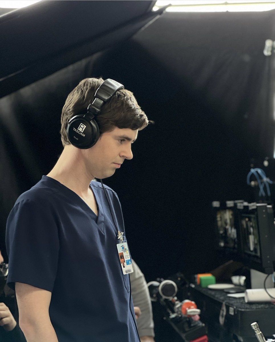 brahighmore's tweet photo. 📸| "Freddie Highmore assume a cadeira de diretor para o episódio de segunda feira" de @GoodDoctorABC no Instagram. https://t.co/oO6fQX964f