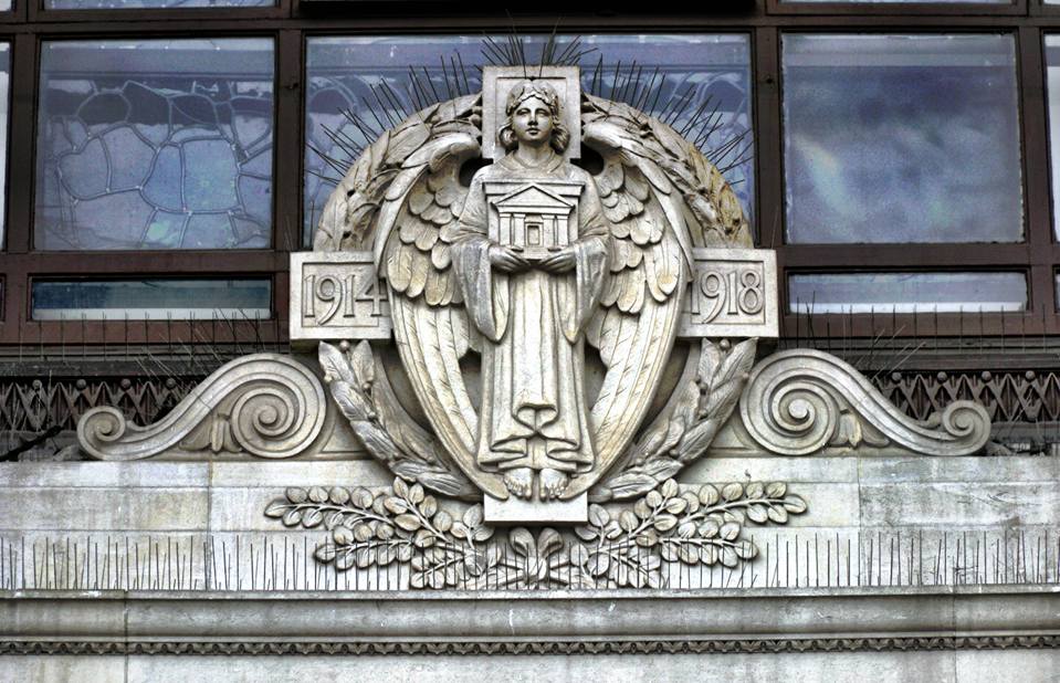 buckspgl's tweet photo. The Hall Stone jewel is a symbolic article worn by Freemasons in Buckinghamshire and beyond. It was created as a memorial to Masons who died in WWI. The jewel was designed by Bro Cyril Spackman, it signifies the supreme sacrifice made by so many.
#artandthecraft  @UGLE_GrandLodge https://t.co/L7fo5yrz6K