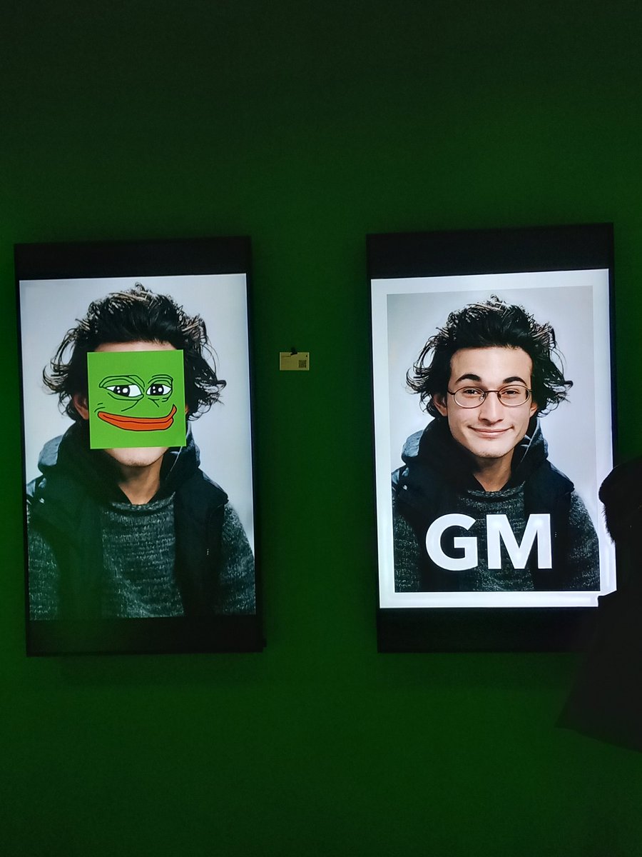 I____felix____I's tweet image. @johnhamon_ rocking the #openscreen show at @NFTFactoryParis 
🤌🐸