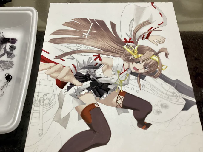 #艦これ #金剛 絵、本日も少し塗り進行。明日は、煙突部の塗り。艤装は、最速で来週の水曜日に塗り終わるです。(予定)背景は6日間掛けて塗る予定です。ギリギリ10周年記念日に間に合うです。 
