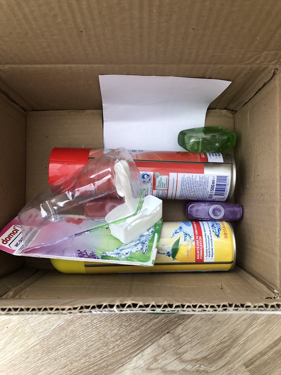 gelen kargoya bakar mısınız? İade etsem açılmış diyip geri göndercekler. Yani ufak bi yırtığı yıpranmayı anlarım da koca paket parçalanmış ve içindekiler oaketten çıkmış. Dökülmüş de olabilirdi bu sıvılar kutunun içine. <a href="/RossmannTurkiye/">Rossmann Türkiye</a>