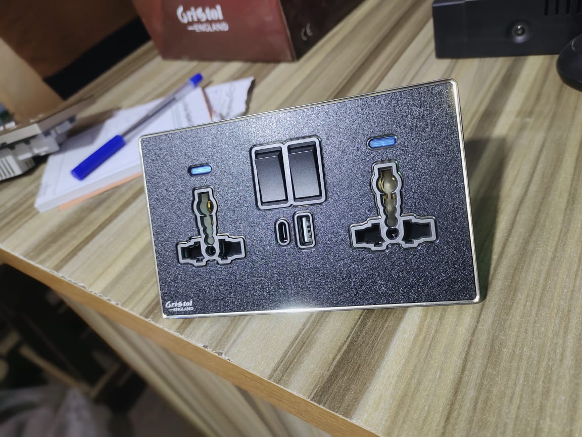 elife_electrics's tweet photo. 100% Mirror frame UK 🇬🇧 STANDARD COPPER switches for your homes and office 🏢 

Available for delivery 
Place your order +2348066384437

@Naija_Activist @NgLabour @ruffydfire @DHSgov @PulteHomes @amandapalmer @Nedunaija @LekkiPort @GoddessLekki https://t.co/tQ3H7PkyPk