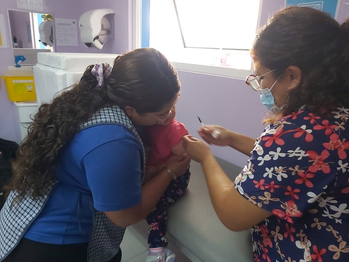 JUNJI_Atacama's tweet photo. 🩺funcionarias y los párvulos del JI “Semillas del Puerto” de Chañaral, a través de coordinación con el Cesfam, participaron del proceso de inoculación, contexto “Vacunación contra la influenza”, además que de manera voluntarias, funcionarias se administraron dosis bivalente.🩹 https://t.co/VTB8JsXdSa
