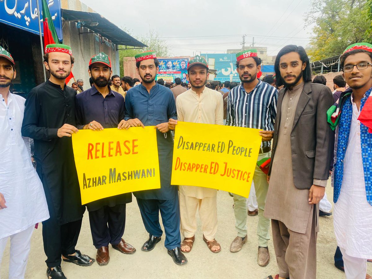 ShahrozKhattak5's tweet photo. سرگودھا ISF کی طرف سے
چیئرمین عمران خان کے میڈیا فوکل پرسن اظہر مشوانی کی جبری گرفتاری کے خلاف سرگودھا پریس کلب کے باہر زبردست احتجاج!
احتجاج میں پی ٹی آئی کے سینئر قائدین، ورکرز اور متعدد لوگوں کی شرکت۔
#ISFUOS
#YouthStandsWithAzhar
#ReleaseAzharMashwani @MashwaniAzhar https://t.co/lJG91IhfLY