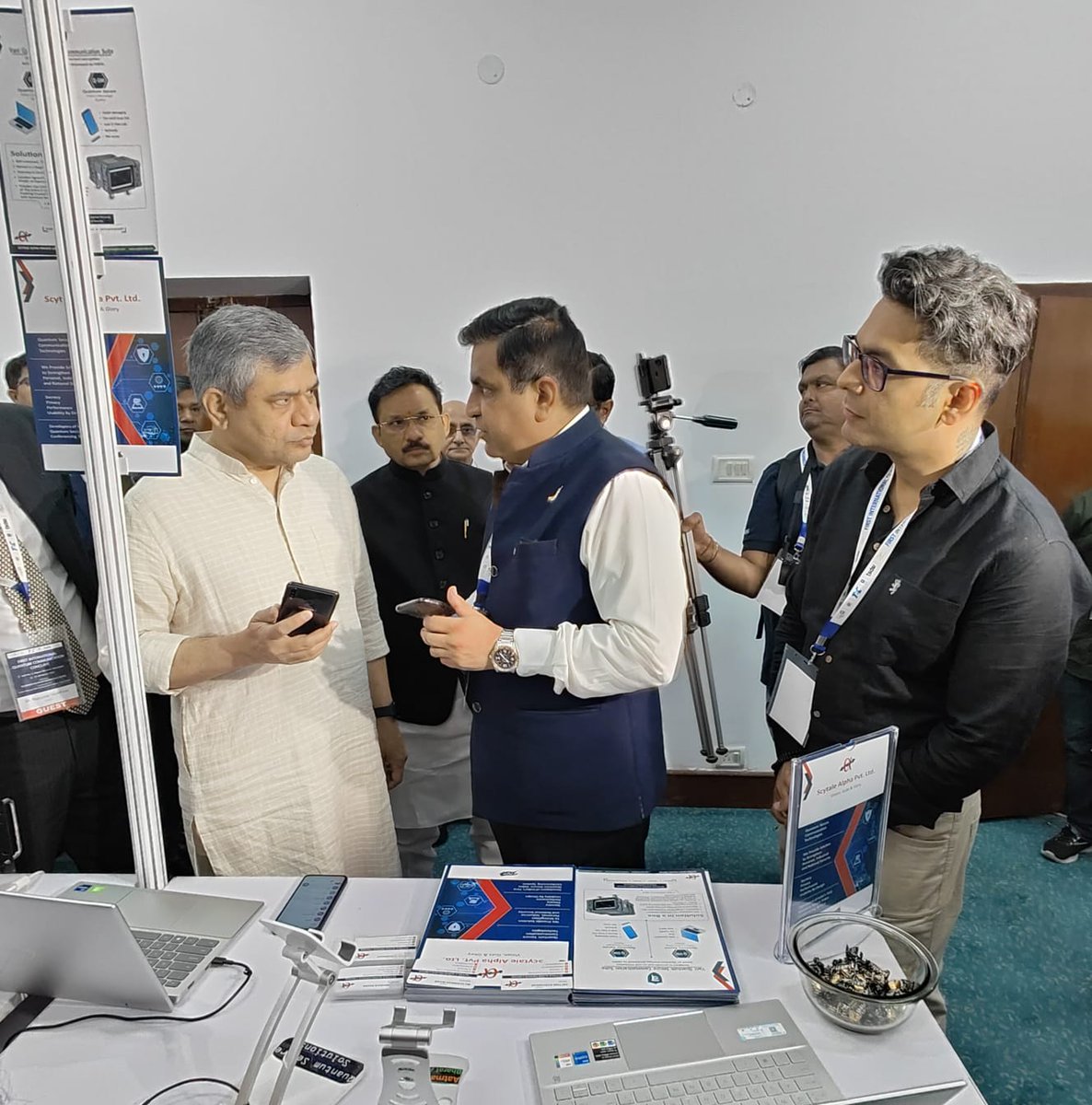 ScytaleAlpha's tweet photo. (1/3) Honoured to showcase our indigenous  products to @AshwiniVaishnaw (Hon'ble Min Rlwys, Comns, Eltrncs and IT), @DevusinhChauhan (Hon'ble MoS for Comm) and @AjayKumarSood (PSA to PM) at  #FirstInternationalQuantumCommunicationConclave by Telecom Engg Centre #TEC
#CDot #TSDSI https://t.co/RSl54RBUnL