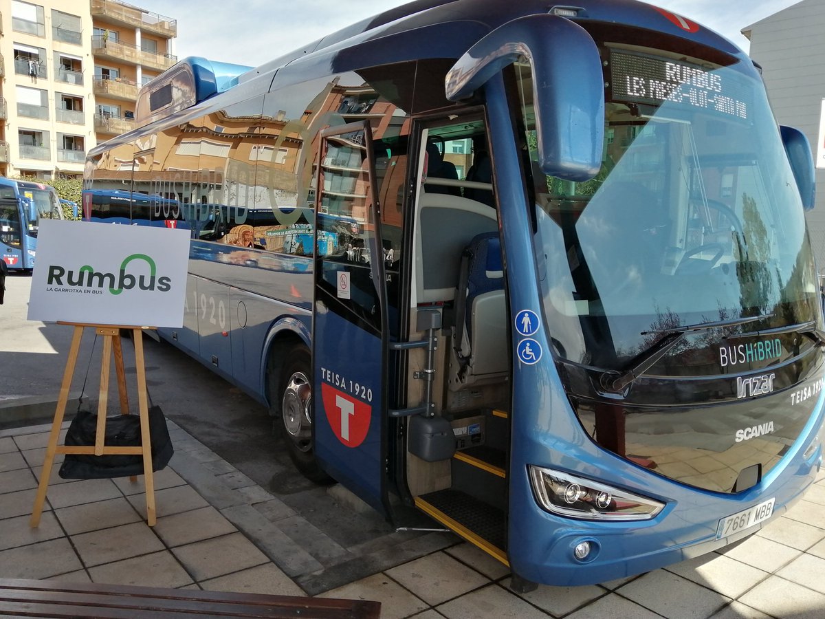 comunicacat's tweet photo. 🚌 Estem presentant el #Rumbus, un nou bus-llançadora al Parc Natural de la Zona Volcànica de la Garrotxa impulsat per @Teisa1920 i @territoricat. Està coordinat per @CCGarrotxa i @turismegarrotxa i es posarà en funcionament el proper dissabte 22 d'abril.

#clientcomunica #TEISA https://t.co/b5o1KSaGxR