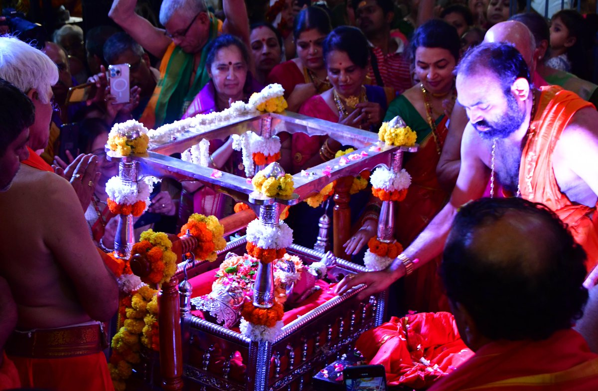 News7State's tweet photo. Mumbai: Devotees offer ‘milk abhishek’ to Lord Rama idol on the occasion of 'Ram Navami' at the Asthika Samaj, Matunga, in Mumbai on Thursday, 30 March 2023. (Photo by Bhushan Koyande) https://t.co/UXJh5KNWkq