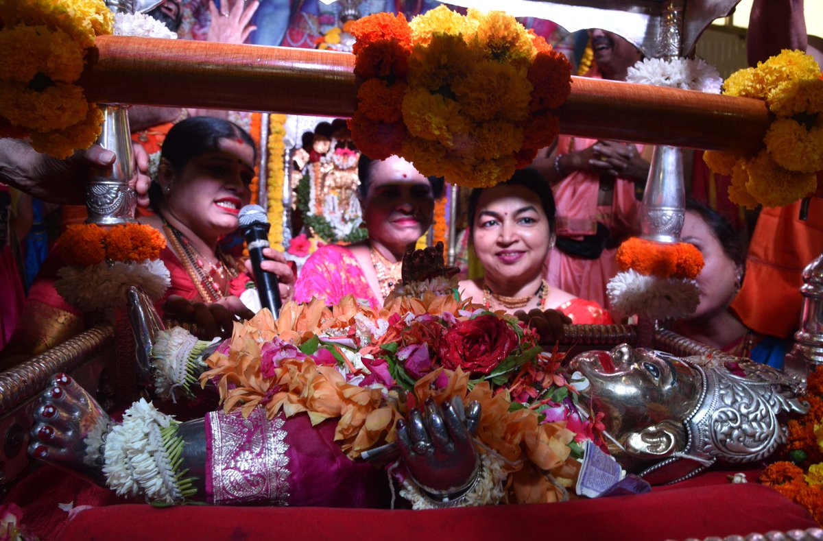 News7State's tweet photo. Mumbai: Devotees offer ‘milk abhishek’ to Lord Rama idol on the occasion of 'Ram Navami' at the Asthika Samaj, Matunga, in Mumbai on Thursday, 30 March 2023. (Photo by Bhushan Koyande) https://t.co/UXJh5KNWkq
