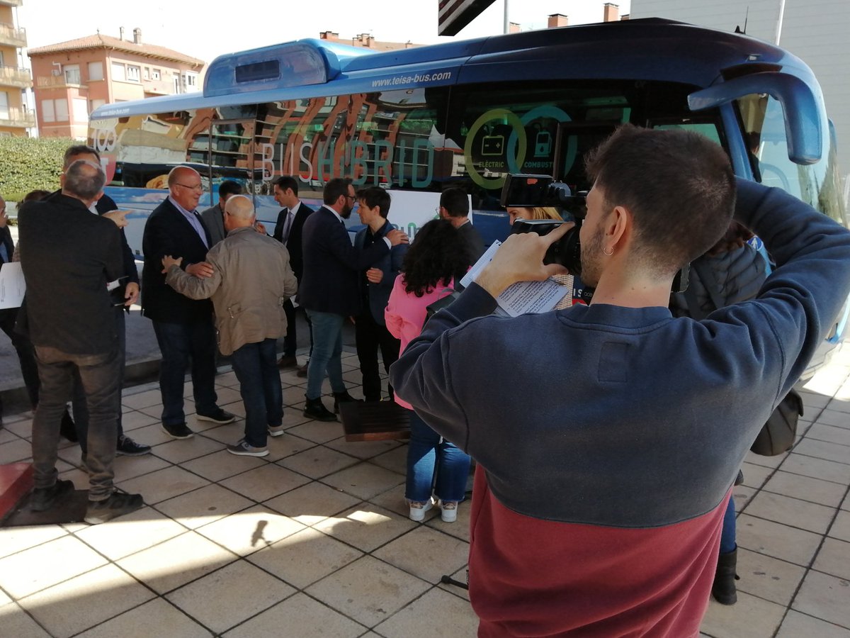 comunicacat's tweet photo. 🚌 Estem presentant el #Rumbus, un nou bus-llançadora al Parc Natural de la Zona Volcànica de la Garrotxa impulsat per @Teisa1920 i @territoricat. Està coordinat per @CCGarrotxa i @turismegarrotxa i es posarà en funcionament el proper dissabte 22 d'abril.

#clientcomunica #TEISA https://t.co/b5o1KSaGxR