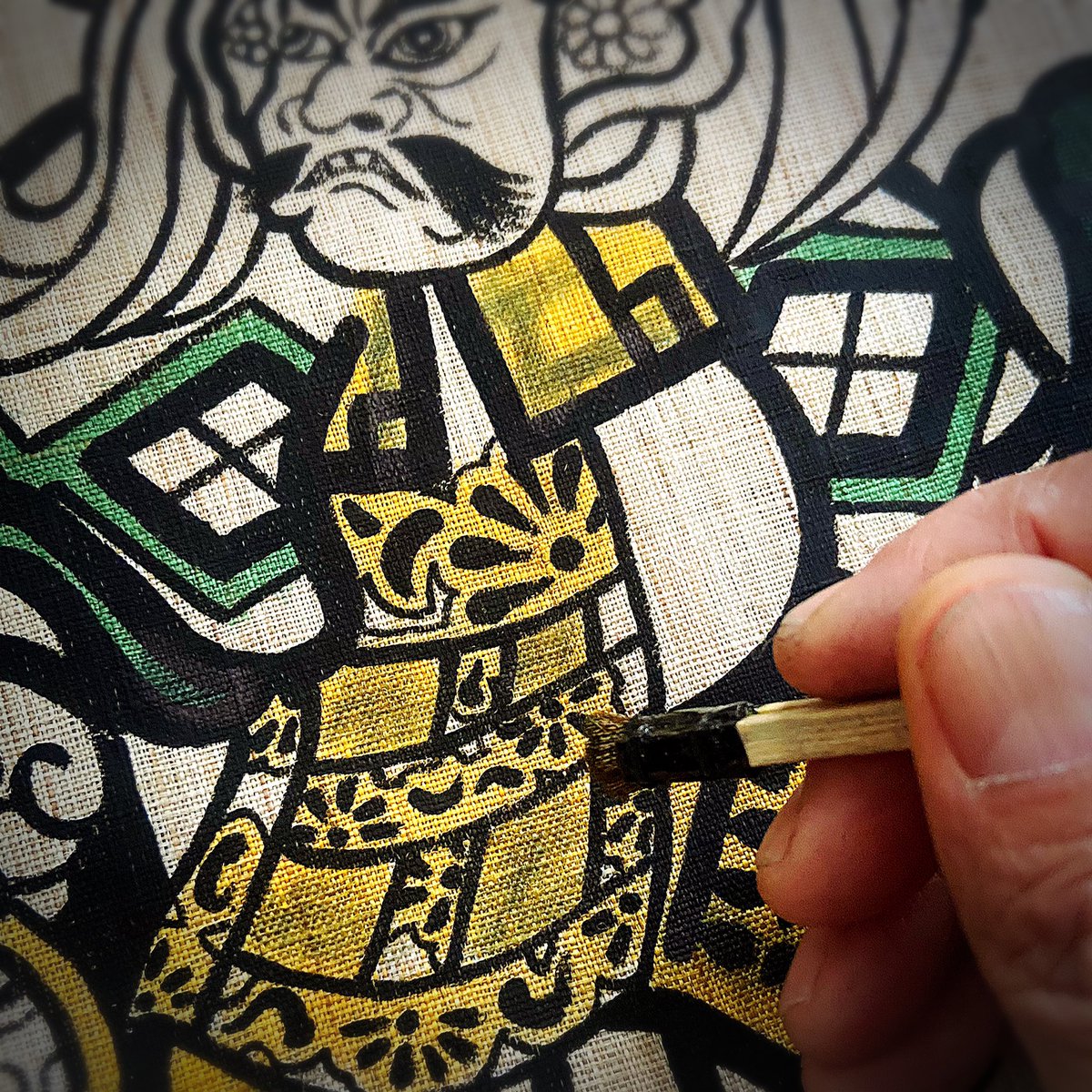 tomas69b's tweet photo. 壁掛け麻タペストリー染付け作業
先日の絵付けの続き
手染めの作業です
主に反応性染料ハケ染めです
背景の染付けはまだです
最終工程に色止め抜染、糊付けなどが有ります
品名:天地共鳴(人形の皇徳様別注品)
卸元:名古屋市 人形の守田/平安豊久
販売元:山梨県 人形の皇徳
#teaoffice #節句飾り https://t.co/WvTRnaUUg2
