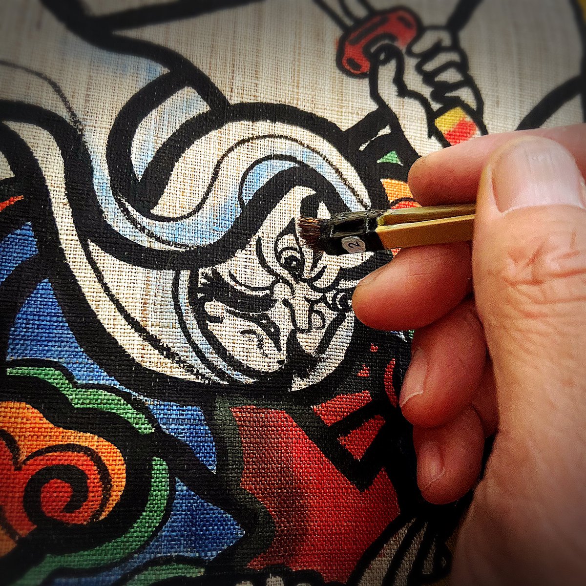 tomas69b's tweet photo. 壁掛け麻タペストリー染付け作業
先日の絵付けの続き
手染めの作業です
主に反応性染料ハケ染めです
背景の染付けはまだです
最終工程に色止め抜染、糊付けなどが有ります
品名:天地共鳴(人形の皇徳様別注品)
卸元:名古屋市 人形の守田/平安豊久
販売元:山梨県 人形の皇徳
#teaoffice #節句飾り https://t.co/WvTRnaUUg2