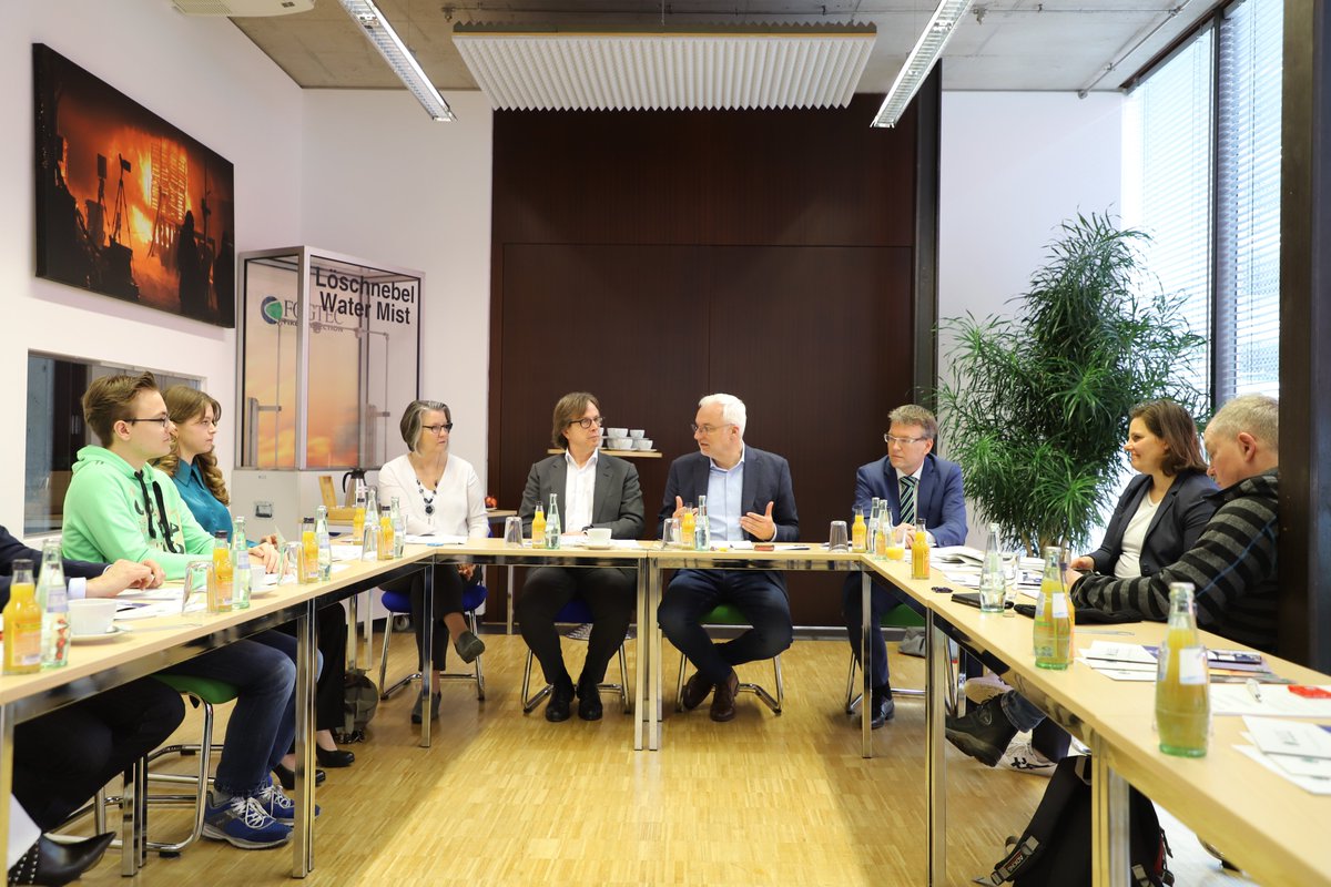 hwk_koeln's tweet photo. Good news: Regionales Handwerk erzielt im Vergleich zu Vorjahr ein + von 4% bei neu eingetragenen Ausbildungsverträgen im Kammerbezirk, sagt HGF @GarreltDuin auf PK mit @ihkkoeln &amp; Agentur für Arbeit Köln. Besonders beliebt: Bau- &amp; Ausbauhandgewerk und Metall- &amp; Elektroberufe. https://t.co/SKIjAaOgNk