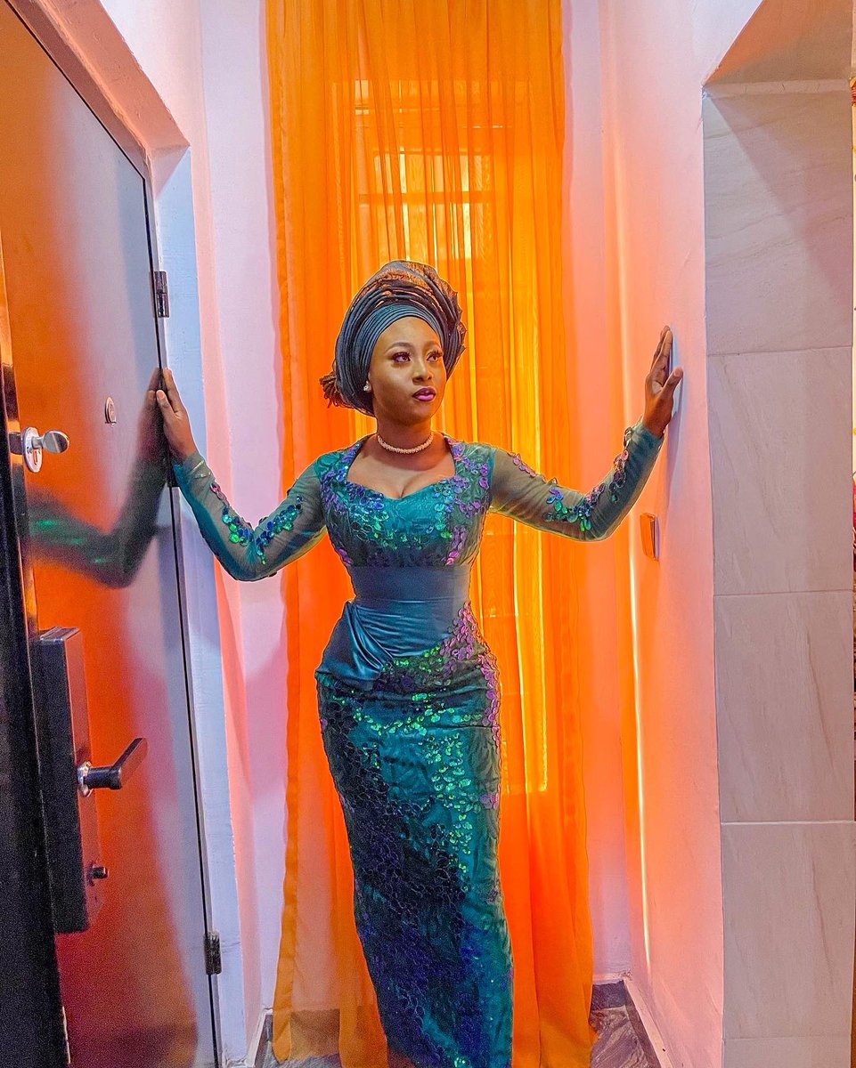queendahlifah's tweet photo. In my mother’s voice “Best in doing Asoebi”😂😂 https://t.co/Z7R3q9DwDZ