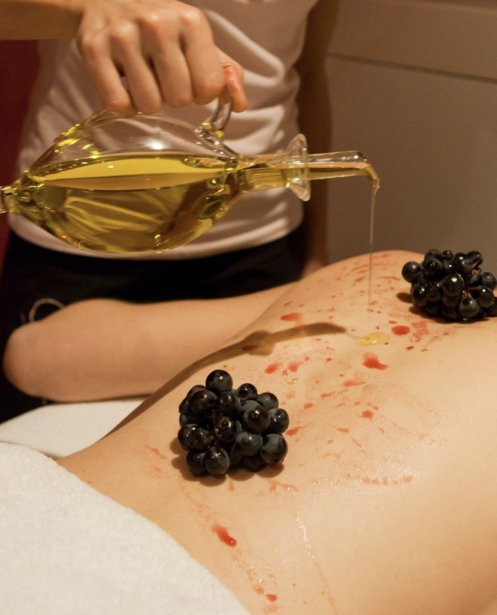 RiojaAlavesa's tweet photo. Hoy dormimos en...el @hvillalaguardia  💤

Hotel de 4 estrellas ubicado en pleno corazón de #RiojaAlavesa que cuenta con un exclusivo Wine Oil Spa, un centro de salud y belleza: https://t.co/V1pyTEu1hO 

#VisitRiojaAlavesa #Winlovers https://t.co/t2k5MnIeUk
