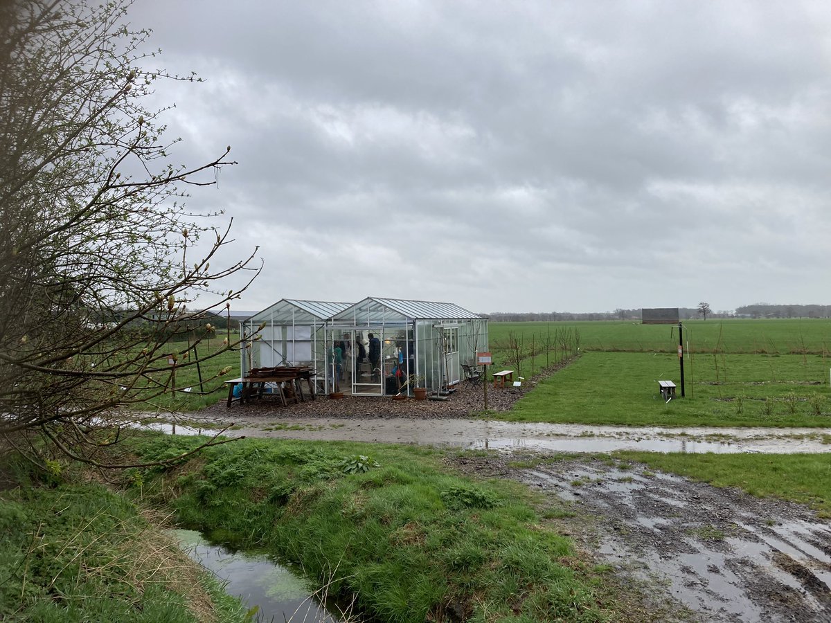 Tijdens werkbezoek op regeneratieve boerderij Schevichoven in Leersum gesprek met ketenpartijen over de wijze waarop de omschakeling hiernaar toe structureel gestimuleerd kan worden. Banken, inkoop, logistiek, overheid, retail moeten alle een rol spelen.