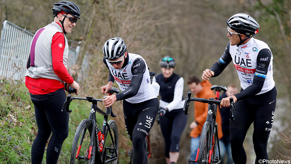 sporza_koers's tweet photo. 📷 Tadej Pogacar slipt en wandelt tijdens verkenning met de glimlach de Koppenberg op https://t.co/KOhUVRhmRG #RVV #RVV23 https://t.co/CAn4m7RgMt