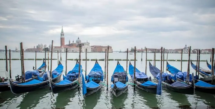 There's something quite magical watching the Gonodolas! 🛶🇮🇹 #goodafternoon #Venice #GrandCanal #honeymoon #FridayVibe #weekendvibes #Italy