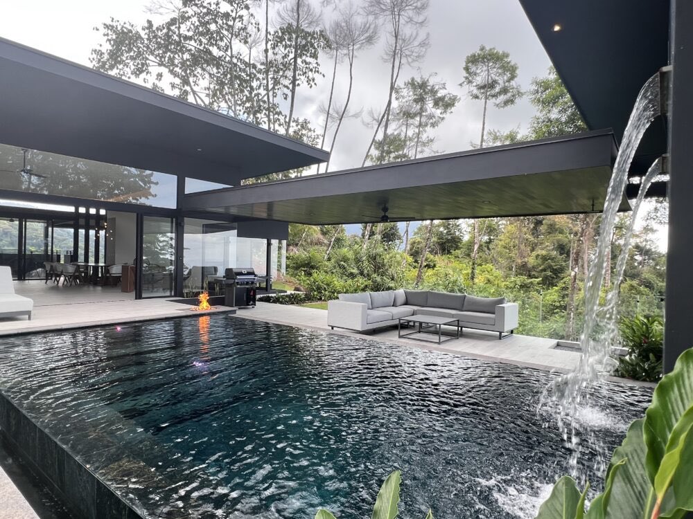 Enjoy the heat and the refreshing waters of Villa Tres Villas. Located between Manuel Antonio and Dominical, Costa Rica costaricalasvillas.com/vacation-renta…