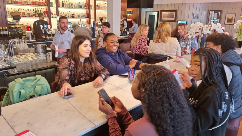 👉- Voici nos élèves de terminales Vente et terminales ASSP1 accompagnés de leurs professeurs en Irlande à Dublin pour effectuer une expérience professionnelle unique.
"L'aventure en vaut la peine" Aristote