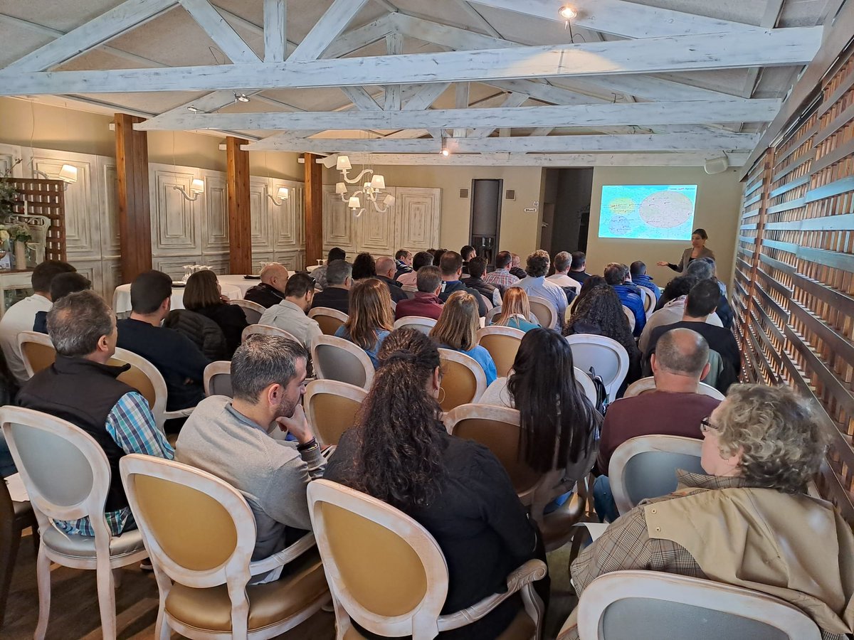 Continuamos con la #formación del plan estratégico de #controldeplagas y esta mañana hemos reunido a técnicos de campo de <a href="/AIMCRA/">AIMCRA</a>, #Agroteo y #Azucarera con proveedores de #semillas y #fitosanitarios y empresas de servicios para darles a conocer cómo y cuándo actuar ⬇️⬇️⬇️