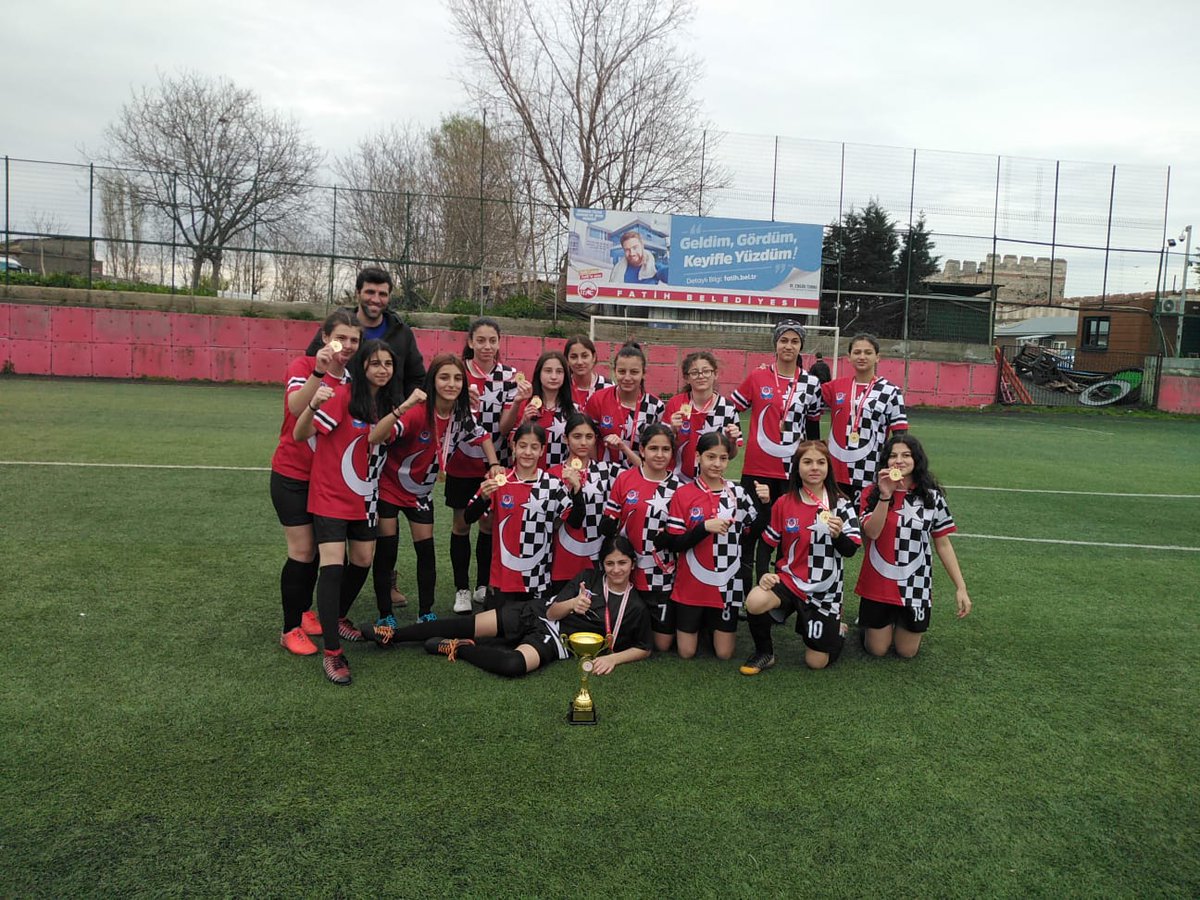 SehitVedat's tweet photo. Kız Futbol Takımımız İstanbul şampiyonu olmuştur. Öğretmenimiz Gökhan KOCA'ya teşekkür ederiz.  Öğrencilerimizi tebrik ederiz. Sultangazi Belediyesi'ne ulaşım destekleri için teşekkür ederiz. 
@SultangaziBld
@istanbulilmem
@sultangazimem1 https://t.co/kzqib8q9bG