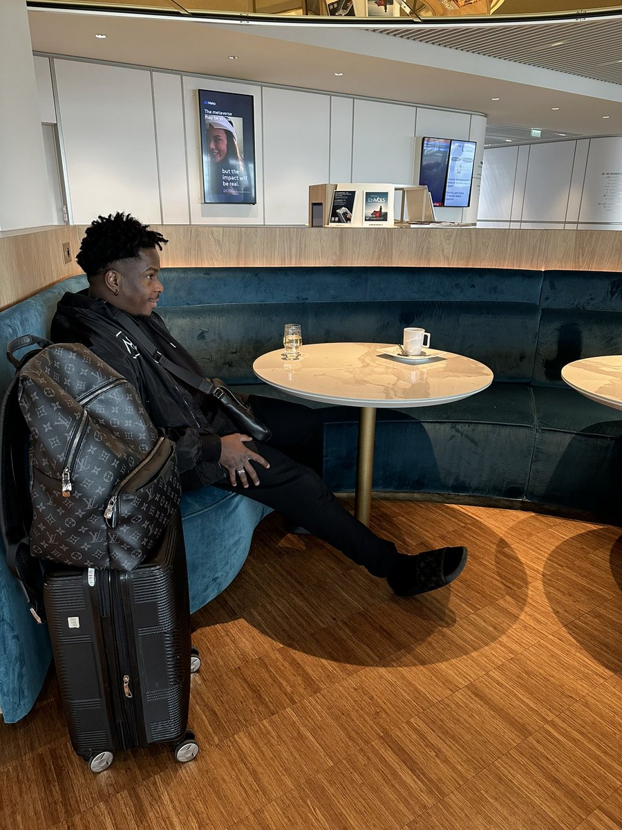 Didibofficial's tweet photo. Je viens fêter mon Anniversaire 🥳🇨🇮 ✈️ https://t.co/MbhzGdOrUm