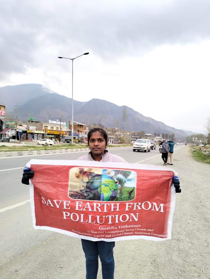 At #Srinagar City Jammu and Kashmir, public Awareness Campaign against Climate change Crises @Sdg13Un #ClimateEmergency #ClimateAction #ClimateActionNow #pollution #saveEnvironmentFromPollution #SaveEarthFromPollution #Srinagar #pollution #youthClimate #ClimateJustice #climate