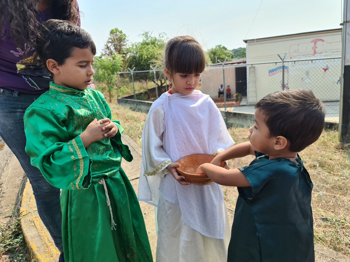 Morelia20's tweet photo. Viacrucis VIVIENTE en CEIS Aura de Terán #Tinaco #Cojedes https://t.co/OLGOiU5d8f