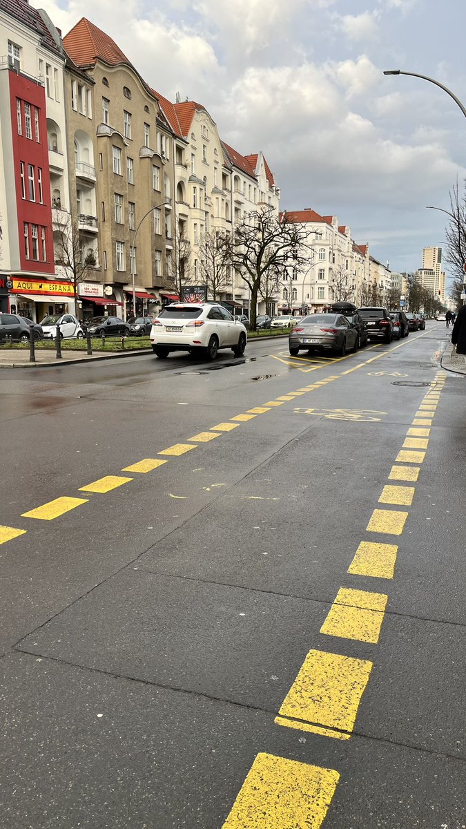 patkaempf's tweet image. Hallo @StadtMuenchen wie wär‘s mal mit solchen Fahrradwegen in München? Gesehen in Berlin. #Muenchen #Berlin