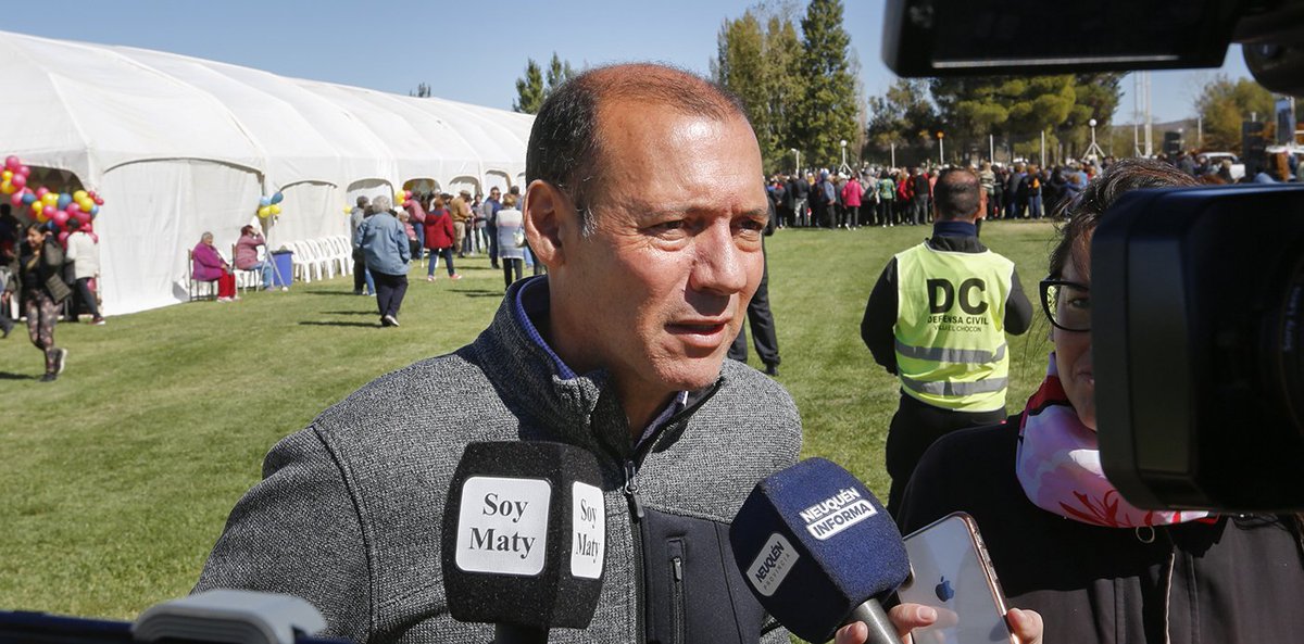 prensa_gabriel's tweet photo. El Gobernador @OmarGutierrezOk Estuvo en el Encuentro de Adultos Mayores en el #Chocon. El evento junto a muchos abuelos de toda la Provincia Quien la Ministra @sofiasanucci fue la Anfitriona #SoyMaty https://t.co/ICP5Q9S2Bu