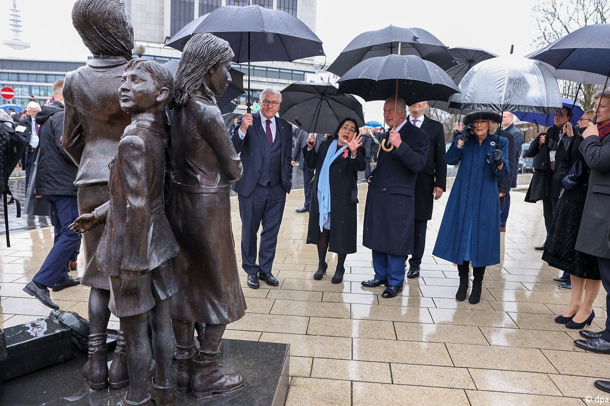 GermanEmbassy's tweet photo. In Hamburg Their Majesties laid flowers at the memorial "Kindertransport – the final farewell".
A wreath-laying ceremony followed at St. Nikolai Memorial.
It was formerly one of Hamburg’s main churches and was destroyed during a bombing attack in 1943. #RoyalVisitGermany https://t.co/2xr5OdGSNK