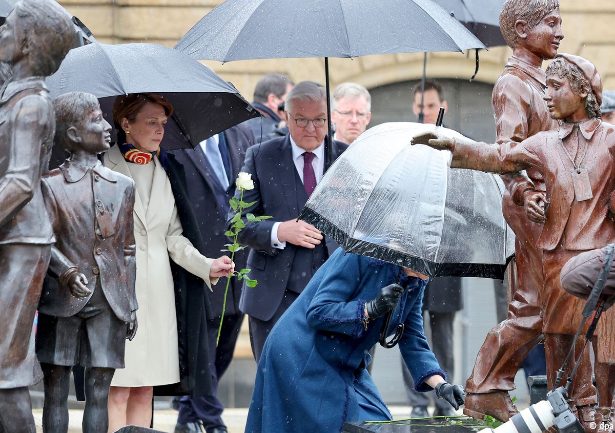 GermanEmbassy's tweet photo. In Hamburg Their Majesties laid flowers at the memorial "Kindertransport – the final farewell".
A wreath-laying ceremony followed at St. Nikolai Memorial.
It was formerly one of Hamburg’s main churches and was destroyed during a bombing attack in 1943. #RoyalVisitGermany https://t.co/2xr5OdGSNK