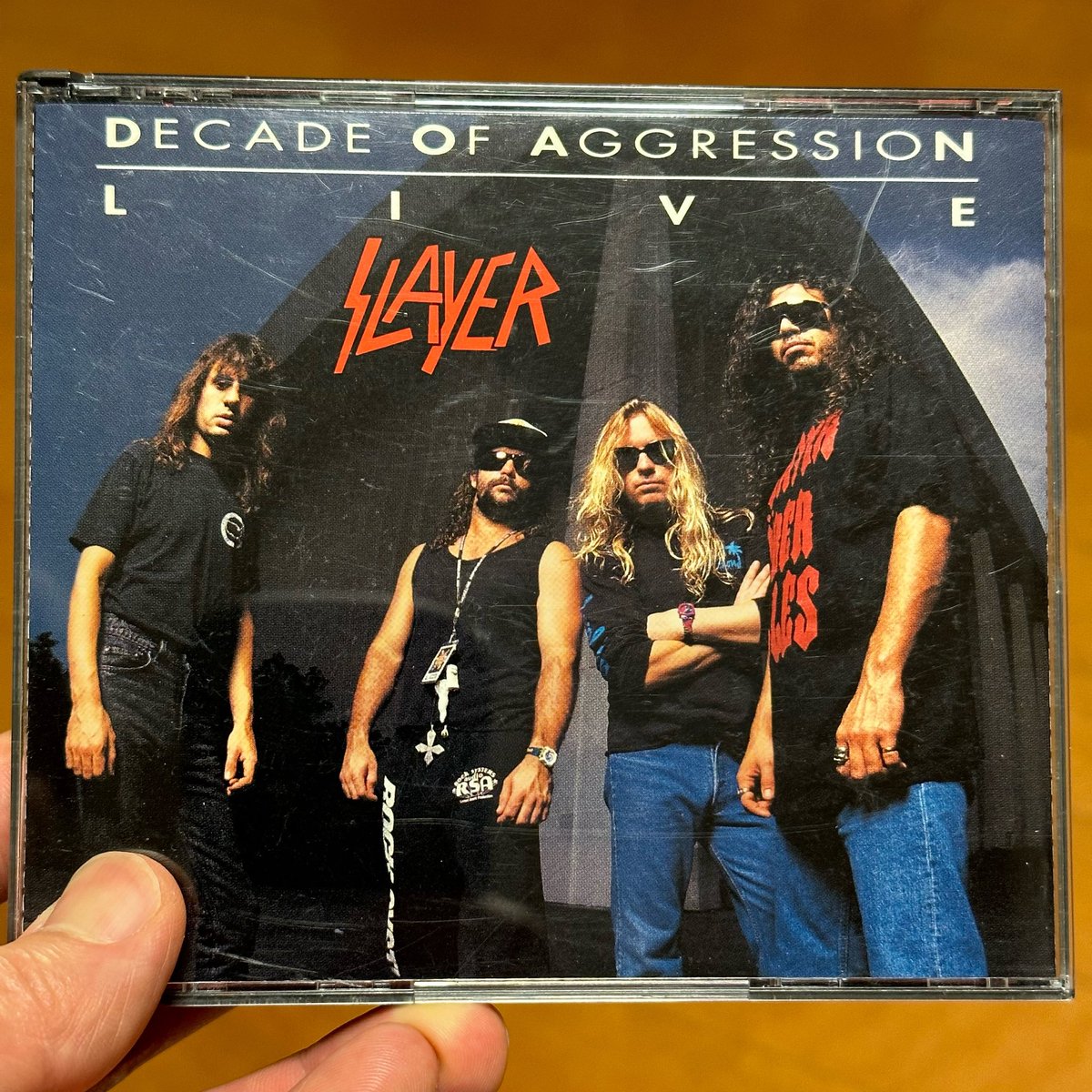 ha_sh_'s tweet photo. 思い起こせばSLAYERはこのライブ盤から入ったのだった。オープニングのイントロが邪悪すぎるHell Awaits からのThe Antichrist への流れは今聞いても最高にイカしててイカれてる。珠玉のライブ盤。
#Slayer  #decadeofaggression https://t.co/bIznjqFpkO