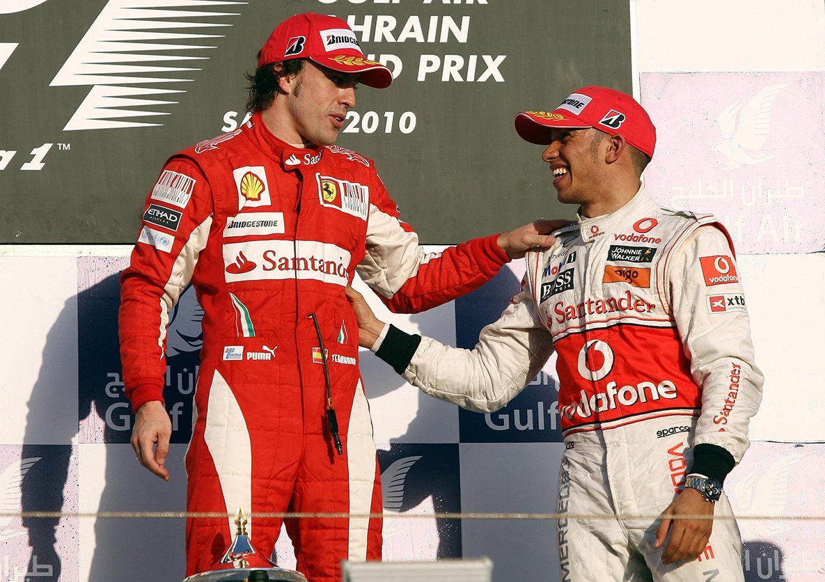 FormulaDirecta's tweet photo. 💥 Fernando ALONSO: "Lewis HAMILTON tiene MALA memoria, se está haciendo MAYOR". 💥

👉 Hamilton llegó a calificar al Red Bull como el mejor monoplaza de los últimos tiempos.

💣 Ante esto, Alonso respondió: "No estoy de acuerdo. En Arabia terminé a 20 segundos de Checo y de Max, pero él y Rosberg nos metían un minuto al resto en 2014 y 2015. Tiene poca memoria, se estará haciendo mayor

[@marcamotor]

#F1