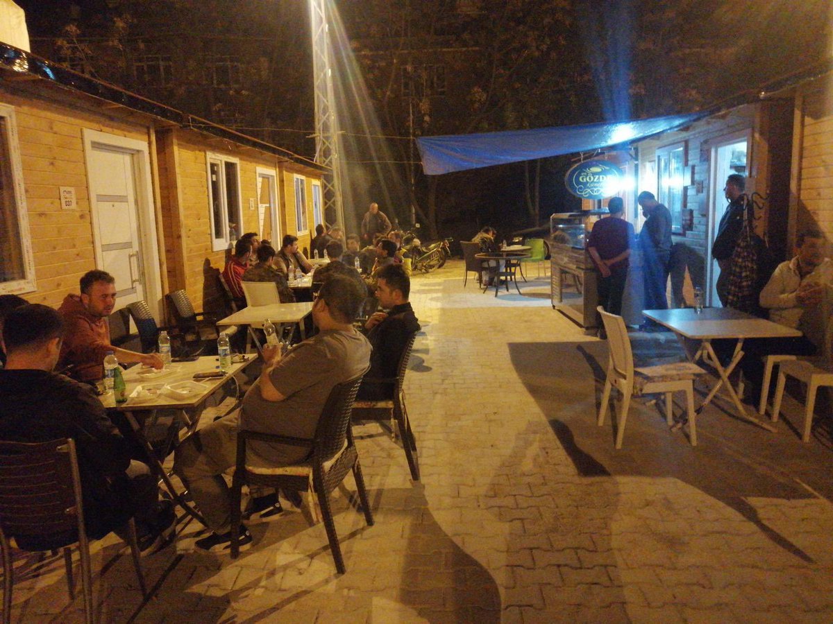 #Hatay merkez ve ilçelerinde 41 esnaf çarşısında esnafımıza 3671 dükkan kuruluyor, 41 kere maşallah. “Ehl-i aşka müptelayım neme lazım kâr benim,  mal ve mülküm yoktur amma kanaatim var benim.” #Defne Sevgi Parkı Esnaf Çarşımızın gündüzü başka güzel, akşamı başka güzel.