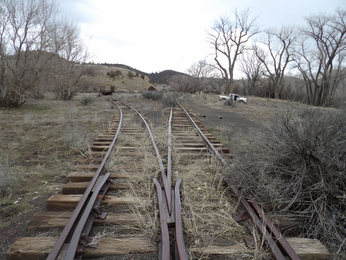 RandomVideos77's tweet image. Of course the closest train tracks to me are abandoned just my luck huh'? 🤷‍♂️
The closest tracks after these ones are 70 miles away (D&amp;amp;S)