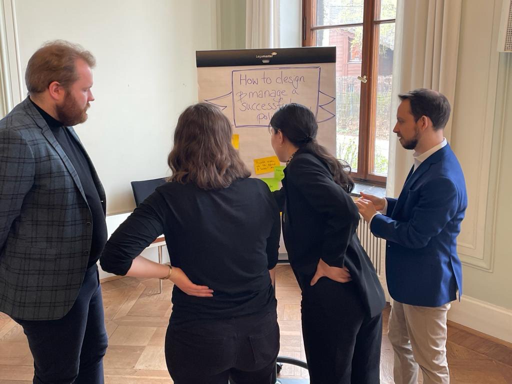Gestern fand der erste Jahrgang unseres #JungeDGAP-Fellowships einen feierlichen Abschluss mit den Projektpräsentationen der Fellows <a href="/Lea_Rahman_/">Lea Rahman</a>, <a href="/verenawingerter/">Verena Wingerter</a>, <a href="/J_Kappelmann/">Jannis Kappelmann</a> &amp; Felix Klein. Wir danken Euch, den Mentor*innen aus dem Forschungsinstitut &amp; den Organisator*innen!