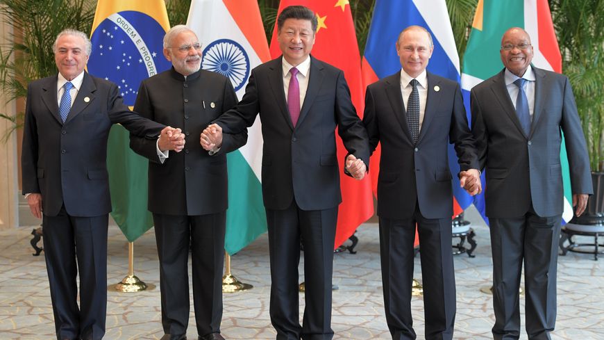 V_Chaponnay's tweet photo. 🚨 FLASH - Les BRICS seraient en train de développer une nouvelle monnaie selon Alexandre Babakov 🪙

Elle serait adossée à l'or ainsi qu'à certaines terres rares, et servira en un premier temps à faire des règlements à l'échelle nationale.

La guerre contre le $ est lancée 🇺🇸 https://t.co/e27xYbsKmr
