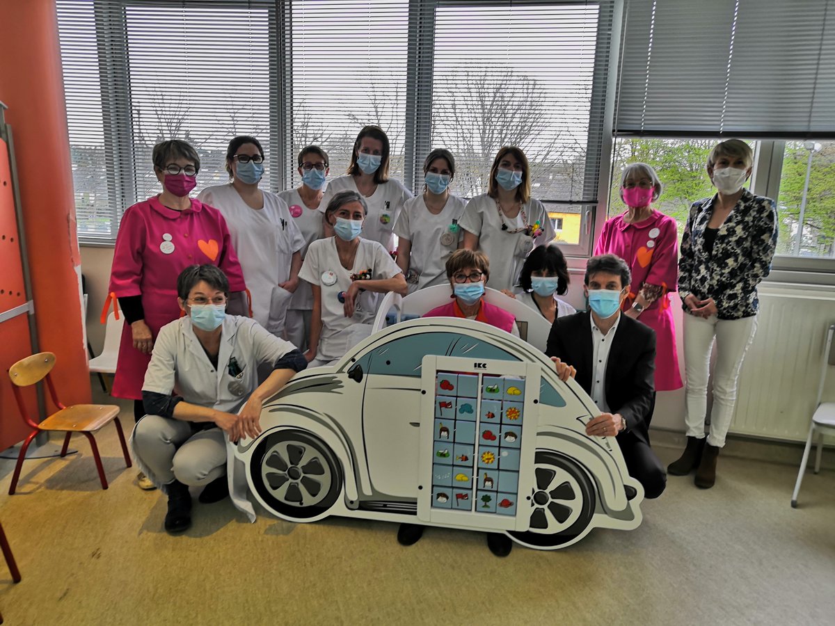 CHURennes's tweet photo. 🙏merci aux @LesBlousesRoses et @CMBretagne pour le don de cette magnifique Beetle en bois aux urgences pédiatriques 
👉un outil de diagnostic ludique qui fait l'unanimité chez nos petits patients 🧒👧👦comme chez nos professionnels !👩‍⚕️👨‍⚕️ https://t.co/UrFsIWtjoc
