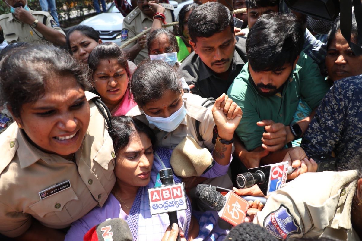 realyssharmila's tweet photo. ఇలాంటి అక్రమ అరెస్టులు తప్ప ఏం చేతనైంది KCR? ఉద్యోగాలు ఇవ్వడం చేతనైందా? పరీక్షలు నిర్వహించడం చేతనైందా? నిరుద్యోగులంతా కొట్లాడి తెలంగాణ సాధించుకుంటే,అదే తెలంగాణలో నిరుద్యోగుల పొట్ట కొడుతున్నావ్. ప్రశ్నాపత్రాలను అమ్ముకొని నిరుద్యోగుల బతుకులను ఆగంజేస్తున్నావ్. తలదించుకొని సిగ్గుపడు! https://t.co/gp4zQthEl8
