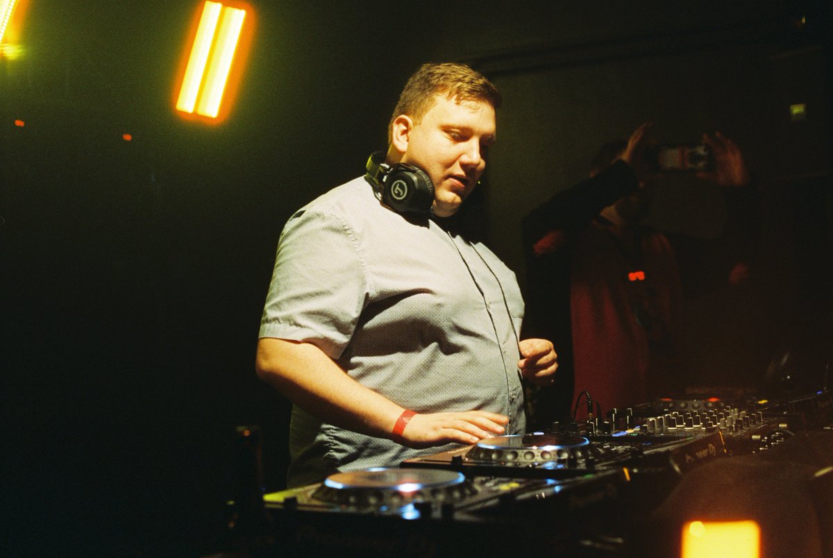 SuedStaatenFurs's tweet photo. DJ Vorstellung - Teil 5
Na schon langsam müde, oder bekommen wir die "alten" & "jungen" Hasen nochmal zum dancen?
Ab 23:30 Uhr legt #Delta das beste von -90's RNB/Hip Hop House/Club Classic- auf.
Folgt ihm auf Twitter:
@DeltaTheJay
#SSF #SSFD #SSFD6 #SSFD2023
📸 @ZyleanWolf https://t.co/5JCbF25Vix