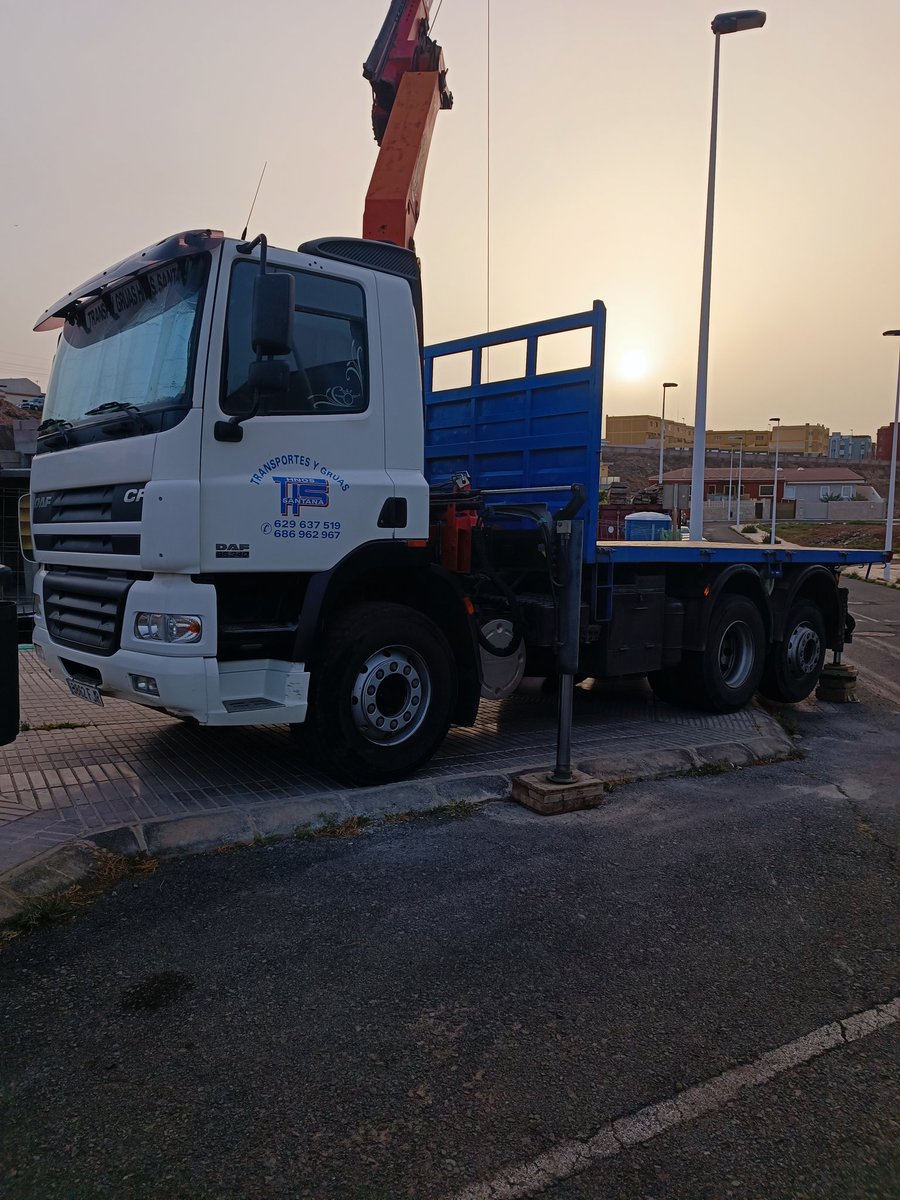 dromera79's tweet photo. @Ayun_Telde @PoliciaTelde las obras en calle Durero de forma continua con un camión que obstaculiza el paso de peatones y además sin señalizar la zona https://t.co/tT9DCMA4lm