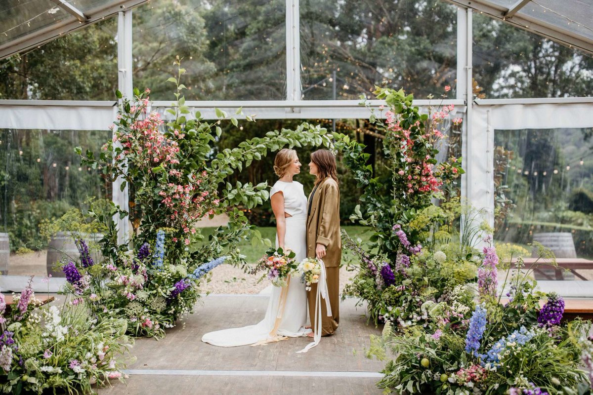 Filled with an abundance of (locally grown &amp; sourced) flowers, today's editorial focuses on the beauty that can come from sustainable wedding ideas. polkadb.com/3G5qDP5