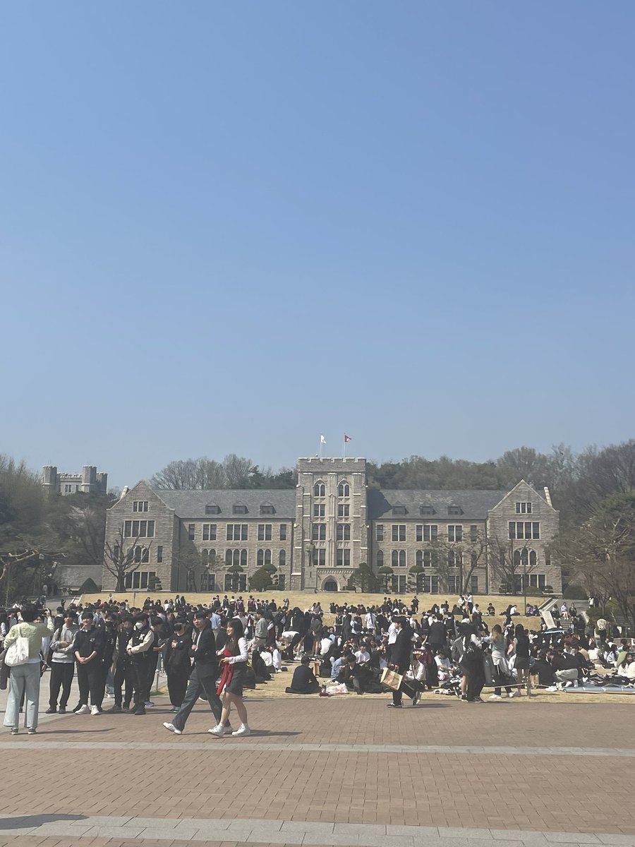 sinae_study's tweet photo. 중짜!! 만우절 기념 교복입고 와서 중앙광장애서 짜장면 먹는 거예요.. https://t.co/tVFEFMfLic