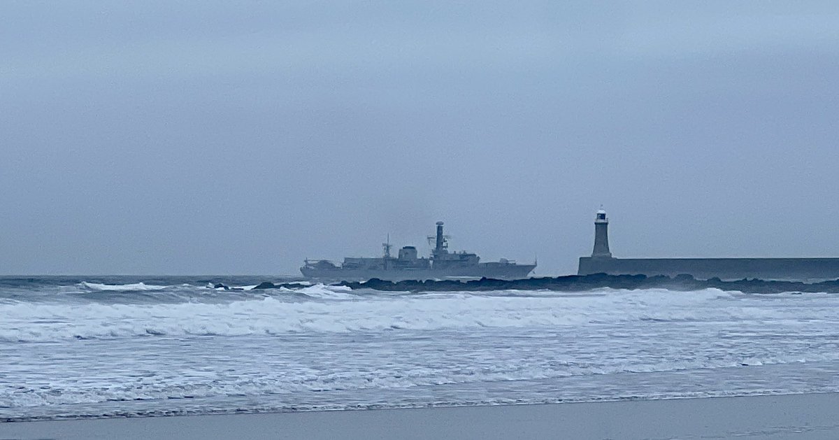 ⁦<a href="/HMSPortland/">HMS Portland</a>⁩ entering the mouth of the Tyne this morning. ⁦<a href="/NavyLookout/">Navy Lookout</a>⁩