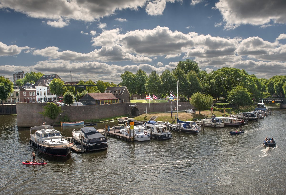 We starten komend vaarseizoen een proef met handhaving op en bij het water. 🛥️ Het wordt namelijk steeds drukker op de Bossche wateren. Meer info 👉 shbos.ch/3G54Pmy